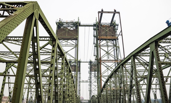Interstate Bridge, viewed between northbound and southbound lanes